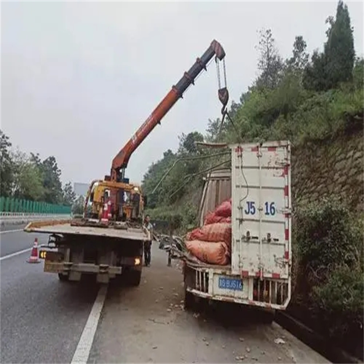 了解道路救援吊车费用的细节与影响因素